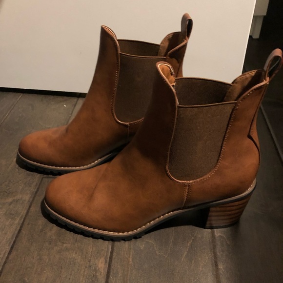 chellysun chunky cleated heel chelsea boots